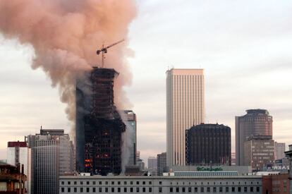 Mientras la ciudad se recupera de las llamas, el mítico Windsor sigue envuelto en una densa columna de humo, visible de nuevo desde decenas de kilómetros. Los trabajos no han parado en ningún momento, pero no se pueden extinguir las llamas, pese a que a las cinco de la madrugada ha cesado el viento que alimentaba el fuego.