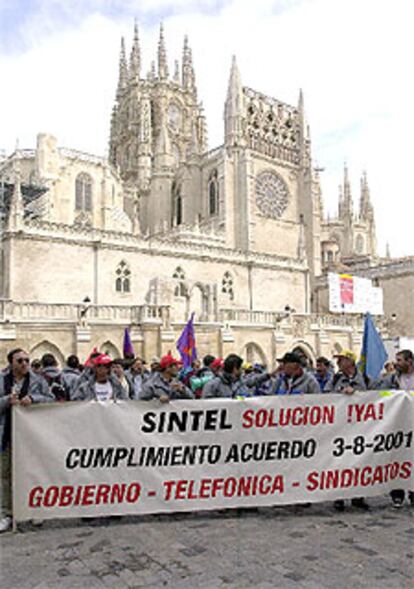 Más de un centenar de empleados de la zona norte parten a la capital desde la Catedral de Burgos.