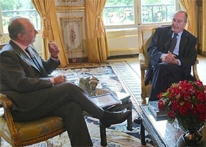Rodrigo Rato, a la izquierda, durante su entrevista ayer con Jacques Chirac en el palacio del Elíseo.