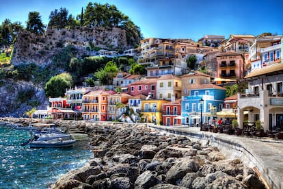 Casas coloridas con vistas al puerto de la ciudad de Parga, en Grecia. 