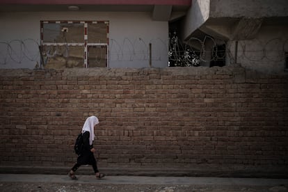 Una niña camina hacia su escuela en Kabul, Afganistán, el domingo 12 de septiembre de 2021.