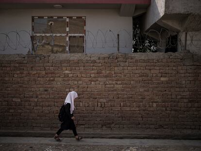 Una niña camina hacia su escuela en Kabul, Afganistán, el domingo 12 de septiembre de 2021.