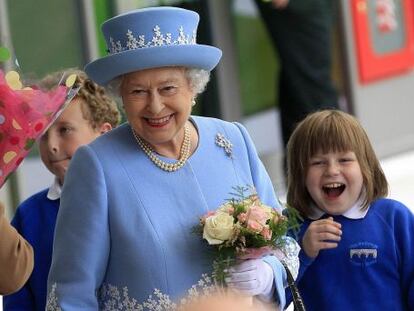 La reina Isabel II en Enniskillen este lunes.