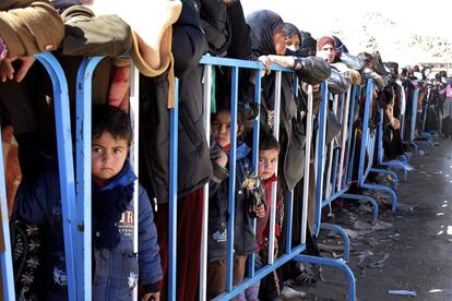 Varios refugiados sirios que abandonaron las localidades sirias de Flita y Yabroud debido a la violencia esperan a recibir mantas y colchones en el campo de refugiados de Arsal, Líbano. Miles de refugiados sirios siguen abandonando su país tras el recrudecimiento de los combates.