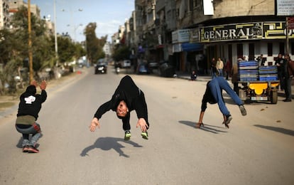 Jóvenes palestinos practicando parkour en una calle de la ciudad de Gaza.