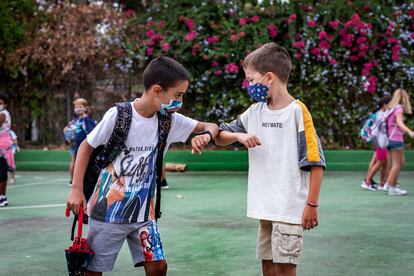 Dos alumnos se saludan en el inicio del curso escolar valenciano.,Estudiantes, niños, educación,estudiantes, colegio, alumnos, niños, clases, infantil, primaria. FOTO, MÒNICA TORRES EL PAÍS VALENCIA