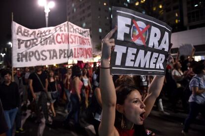 El lema más recurrente en la manifestación de Sao Paulo fue "Fora Temer", al tiempo que se protestó contra la represión policial ejercida en las protestas del día anterior. Michel Temer, aliado principal del Gobierno hasta marzo, asumió temporalmente la presidencia del país el pasado mayo.