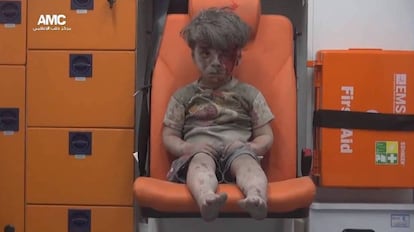 O pequeno Omran, de cinco anos, sobreviveu a um bombardeio na cidade s&iacute;ria de Alepo em agosto do ano passado.