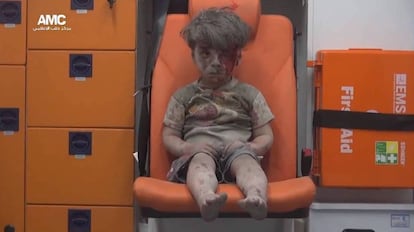 O pequeno Omran, de cinco anos, sobreviveu a um bombardeio na cidade síria de Alepo em agosto do ano passado.