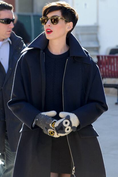 Anne Hathaway hizo esta semana guiño a su parte más infantil con estos guantes con animales. Bien abrigada y con gafas de sol, la actriz se tomó su tiempo para conocer la ciudad donde este año tuvo lugar el Festival de Sundance.