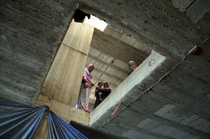 Los servicios públicos escasean en Taiz desde el bloqueo de los hutíes en agosto de 2015. Durante cinco meses MSF no pudo llevar ayuda médica en el área sitiada. En la imagen, desplazados internos desde el segundo piso de un edificio abandonado del distrito de Al Huban.