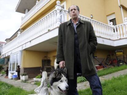 El empresario Jes&uacute;s &Aacute;ngel Vidal frente a la casa que puso como garant&iacute;a para un cr&eacute;dito en Santa Mar&iacute;a del Mar (Castrill&oacute;n, Asturias). 