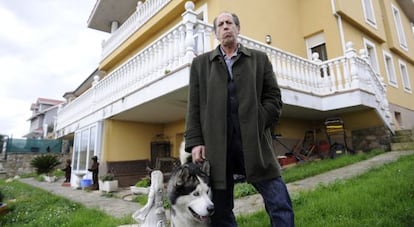 El empresario Jesús Ángel Vidal frente a la casa que puso como garantía para un crédito en Santa María del Mar (Castrillón, Asturias).