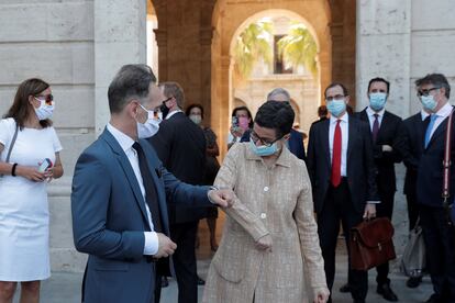 El ministro alemán de Exteriores, Heiko Maas, saluda a su homóloga española, Arancha González Laya, en Valencia.