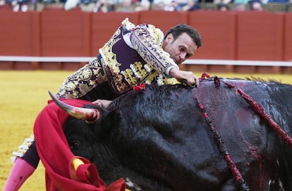 Antonio Ferrera durante su primer toro en la Maestranza de Sevilla, en el festejo del Domingo de Resurrección.