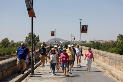 Varias personas caminan en Mérida bajo el sol, este domingo durante el primer día de la ola de calor.
