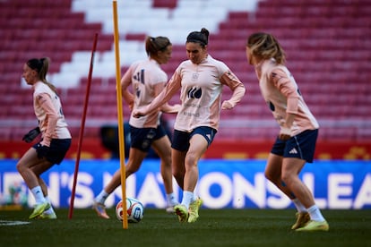 Mariona (centro) golpea el balón el lunes durante el entrenamiento de la selección en el Metropolitano en Madrid