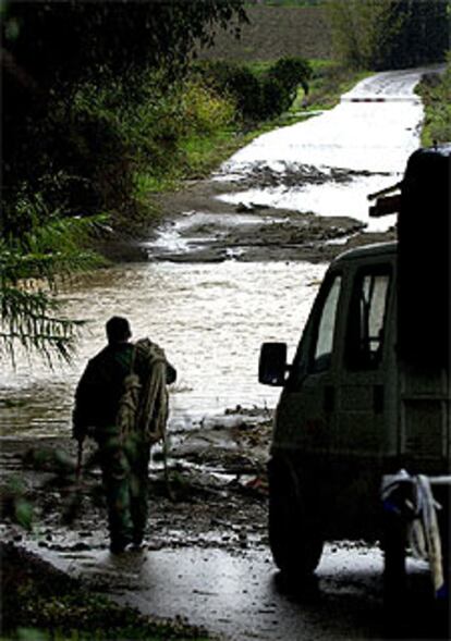 En la imagen, una de las carreteras cortadas en la comarca del Guadalhorce, una de las más afectadas por las lluvias.