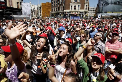 Un grupo de adolescentes participa en el karaoke de la Gran Vía, en el que se escucharon clásicos del pop español.