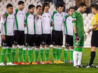 Los jugadores del Racing, plantados para solicitar la dimisión del consejo de Administración del club.