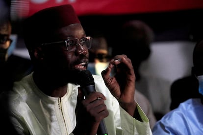 El líder opositor Ousmane Sonko, que ha sido encarcelado, durante una rueda de prensa en Dakar en marzo de 2021.