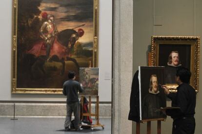 Copistas chinos de las escuelas de Pek&iacute;n trabajando en el Museo del Prado. 