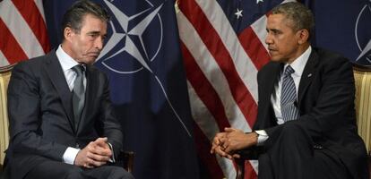 El presidente Barack Obama (der) conversa este mi&eacute;rcoles con el secretario general de la OTAN, Anders Fogh Rasmussen.