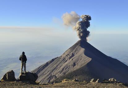 “Los de Alvarado percibieron de pronto el resuello del volcán. Un chorro de fuego les barrió el camino (...) llamas, cenizas, lava, arena, torrentes, todo lo que arrojaba el volcán sobre el tesoro del Lugar Florido, abandonado por las tribus a sus pies, como un crepúsculo”. Tres grandes volcanes —el de Agua (3.760 metros), el de Fuego (3.763 metros) y el Acatenango (3.976 metros)— abrazan la ciudad de Antigua, el Lugar Florido que describe Miguel Ángel Asturias (1899-1974) en sus Leyendas de Guatemala. El de Fuego (en la foto) es uno de los más activos de Centroamérica. Sus erupciones son violentas, y se han contado al menos 60 desde 1524, el año de la llegada a Guatemala del conquistador español Pedro de Alvarado. En febrero de este año lanzó cenizas hasta los 5.500 metros de altura. Esta imagen, con columna de gases y cenizas, fue tomada en marzo.