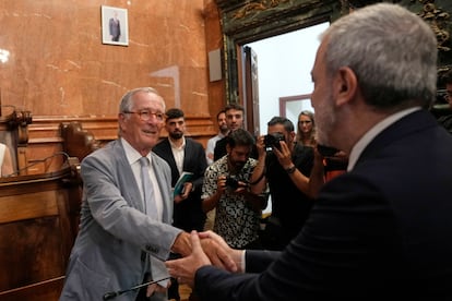 El alcalde de Barcelona, Jaume Collboni, saluda al exalcalde, Xavier Trias, en el último pleno del líder de Junts.