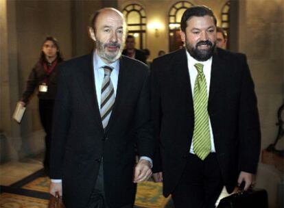 Alfredo Pérez Rubalcaba y Francisco Caamaño en una fotografía de archivo en el Parlamento de Cataluña.