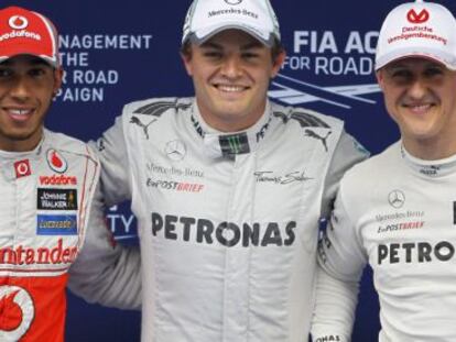 Nico Rosberg posa con Lewis Hamilton y Michael Schumacher