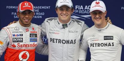 Nico Rosberg posa con Lewis Hamilton y Michael Schumacher