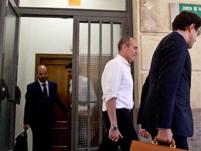 Eduardo y Nicol&aacute;s B&aacute;&ntilde;ez Garc&iacute;a saliendo de los juzgados el pasado junio.