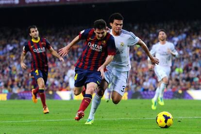 Pepe persigue a Messi en el Camp Nou