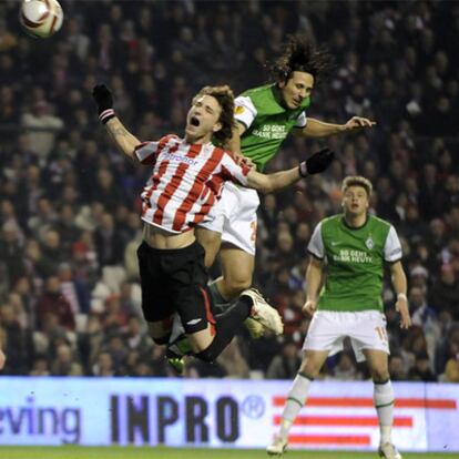 Pizarro se adelanta a un defensa del Athletic en el primer gol de Bremen.