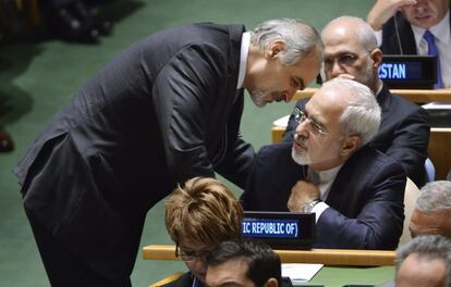 L'ambaixador sirià davant l'ONU, Bashar Jafari, conversa amb el ministre d'Exteriors iranià, Mohamed Yavad Zarif.