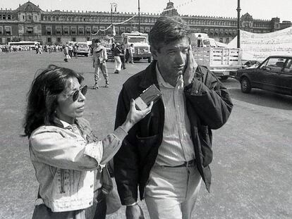 Regina Martínez entrevista a Andrés Manuel López Obrador tras una protesta en el Zócalo de Ciudad de México, en 1992.