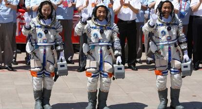 Los tres astronautas chinos, antes del lanzamiento.