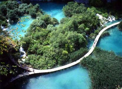 Uno de los caminos que recorren el parque nacional de Plitvice, en Croacia, un mundo de bosques de hayas, cascadas y lagos cuyo color va del gris espejo al turquesa.