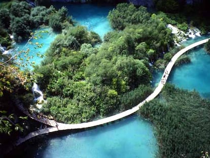 Uno de los caminos que recorren el parque nacional de Plitvice, en Croacia, un mundo de bosques de hayas, cascadas y lagos cuyo color va del gris espejo al turquesa.