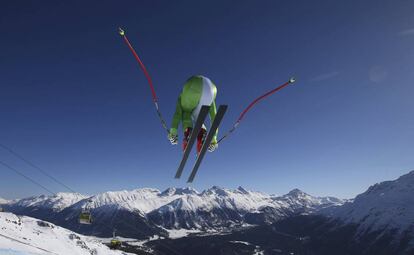 El esquiador esloveno Klemen Kosi realiza un descenso en los Campeonatos Mundiales de Esquí celebrados en St. Moritz (Suiza).