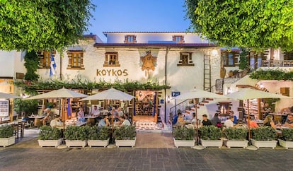 Terraza del restaurante Koukos, en la calle Mandilara de Rodas.