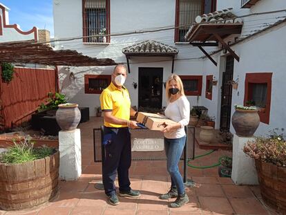 Un cartero rural entrega un paquete a una vecina de Cartaojal, una localidad que pertenece al municipio de Antequera.