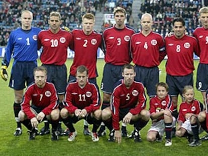 La selección noruega posa en Oslo, el pasado día 11, antes de jugar contra Luxemburgo. El 9 es Tore Andre Flo, su mejor jugador.