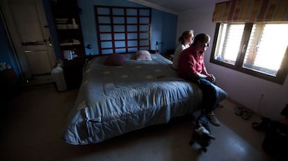 Juan Puche y su pareja, en la habitaci&oacute;n donde residen en San Antonio de Benag&eacute;ber.