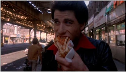 Tony Manero sí sabe comer pizza.