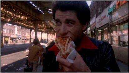 Tony Manero sí sabe comer pizza.