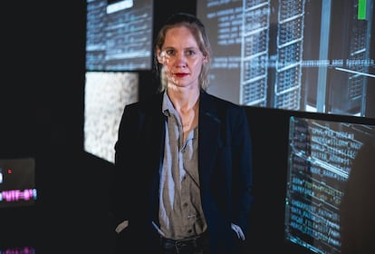 Nanna Bonde Thylstrup, profesora de temas vinculados a la política y la ética de las sociedades digitales en la Universidad de Copenhague, en una imagen sacada dentro de la muestra "IA: Inteligencia Artificial" del CCCB (Barcelona).