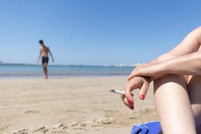 Una persona fuma en la playa de La Puntilla, en el Puerto de Santa Mara (Cdiz).