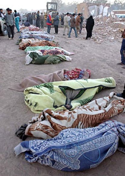 Algunos cadáveres, cubiertos con sábanas, de  fallecidos en Bam por el terremoto.